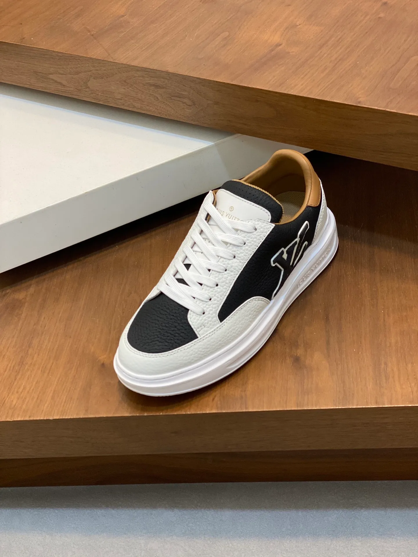 Factory Price: 400💰LV🔍Top Purchasing Agency🇮🇹 Lu Street Boy’s popular sports shoes counter synchronized, uppers imported from Italy cowhide fabric, high-quality complex splicing crafts, imported water-dyed cowhide lining cowhide feet Sole: Original sole provided by the original factory, T men's men's shoes 💰U exclusive movable molded sole, super comfortable, original factory follow-up goods, 🔍🔍high quality, can be entered and exited the counter at will, welcome to compare, code number 39-44 (order 38 45)